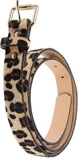 Cinturó de pell amb estampat de lleopard negre i daurat. 34€